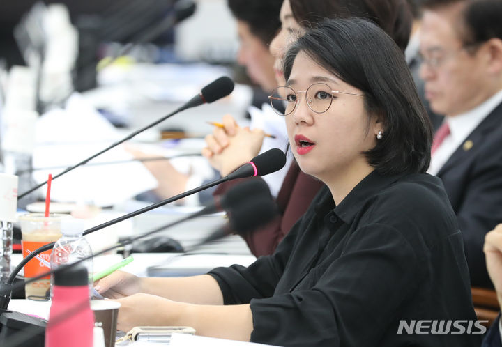 [세종=뉴시스] 강종민 기자 = 10일 세종시 정부세종청사에서 열린 국회 행정안전위원회의 행정안전부에 대한 국정감사에서 용혜인 기본소득당 의원이 질의하고 있다. 2023.10.10. ppkjm@newsis.com