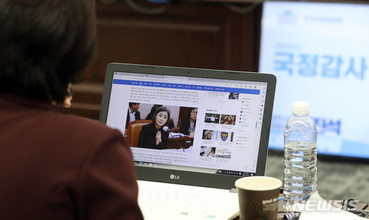 [세종=뉴시스] 강종민 기자 = 10일 세종시 정부세종청사에서 열린 국회 행정안전위원회의 행정안전부와 인사혁신처 등에 대한 국정감사에서 한 여당 위원이 김행 여성가족부 장관 후보자의 기사를 보고 있다. 2023.10.10. ppkjm@newsis.com