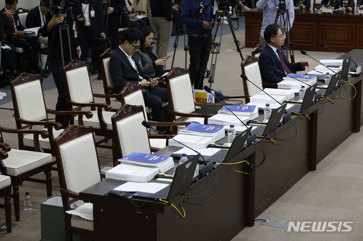 [서울=뉴시스] 국회사진기자단 = 10일 오후 서울 용산구 국방부에서 열린 국회 국방위원회의 국방부에 대한 국정감사가 국민의힘 의원들의 불참으로 파행되고 있다. 2023.10.10. photo@newsis.com