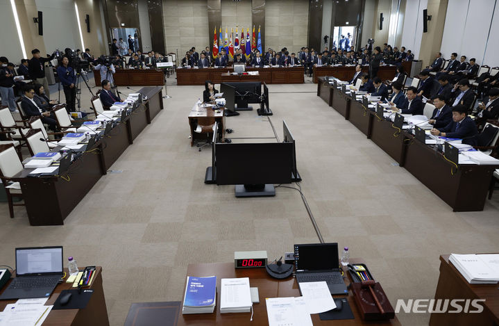 [서울=뉴시스] 국회사진기자단 = 10일 오후 서울 용산구 국방부에서 열린 국회 국방위원회의 국방부에 대한 국정감사가 국민의힘 의원들의 불참으로 파행되고 있다. 2023.10.10. photo@newsis.com