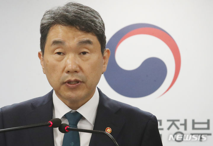 [서울=뉴시스] 김명원 기자 = 이주호 사회부총리 겸 교육부 장관이 지난 10일 서울 종로구 정부서울청사에서 '2028 대학입시제도 개편 시안' 발표를 하고 있다. 2023.10.10. kmx1105@newsis.com