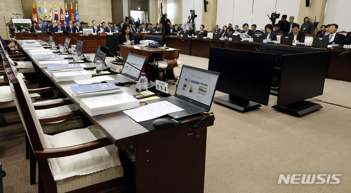 [서울=뉴시스] 국회사진기자단 = 10일 오후 서울 용산구 국방부에서 열린 국회 국방위원회의 국방부에 대한 국정감사가 국민의힘 의원들의 불참으로 파행되고 있다. 2023.10.10. photo@newsis.com