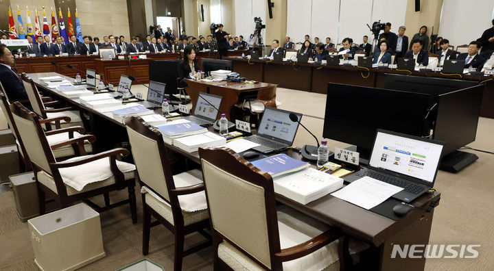 [서울=뉴시스] 국회사진기자단 = 10일 오후 서울 용산구 국방부에서 열린 국회 국방위원회의 국방부에 대한 국정감사가 국민의힘 의원들의 불참으로 파행되고 있다. 2023.10.10. photo@newsis.com