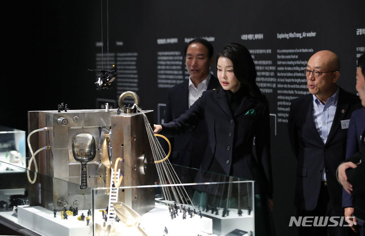[광주=뉴시스] 홍효식 기자 = 윤석열 대통령 부인 김건희 여사가 10일 광주 북구 광주비엔날레 전시관에서 진행 중인 제10회 광주디자인비엔날레를 찾아 다양한 가전 제품을 분해해 재해석한 '디자인 해부학' 작품을 관람하고 있다. 2023.10.10. yesphoto@newsis.com