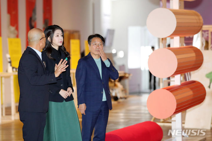 [광주=뉴시스] 홍효식 기자 = 윤석열 대통령 부인 김건희 여사가 10일 광주 북구 광주비엔날레 전시관에서 진행 중인 제10회 광주디자인비엔날레에 입장하며 나건 총감독과 대화하고 있다. 2023.10.10. yesphoto@newsis.com