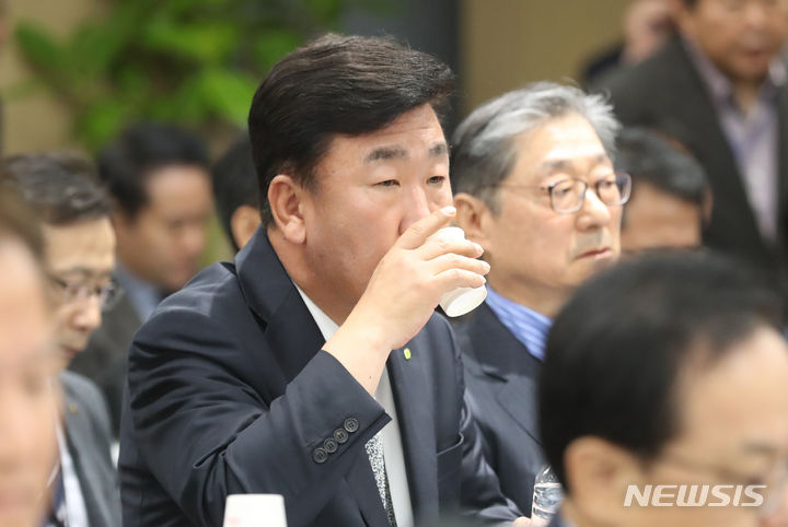 [세종=뉴시스] 강종민 기자 = 이범석 청주시장이 10일 세종시 정부세종청사에서 열린 국회 행정안전위원회의 행정안전부와 인사혁신처 등에 대한 국정감사에 오송지하차도 참사 관련 일반증인으로 출석, 물을 마시고 있다. 2023.10.10. ppkjm@newsis.com