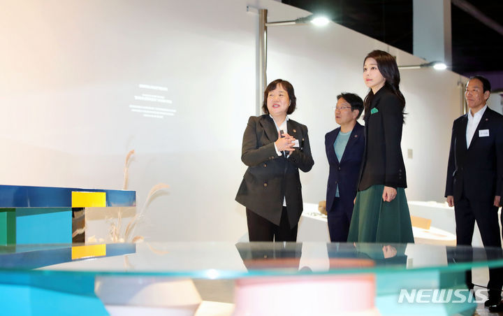 [광주=뉴시스] 홍효식 기자 = 윤석열 대통령 부인 김건희 여사가 10일 광주 북구 광주비엔날레 전시관에서 진행 중인 제10회 광주디자인비엔날레를 찾아 전통 공예 기술·소재를 활용해 동양적 가치를 강조한 오리엔탈 테이블 '아세안 웨이' 작품을 관람하고 있다. 2023.10.10. yesphoto@newsis.com