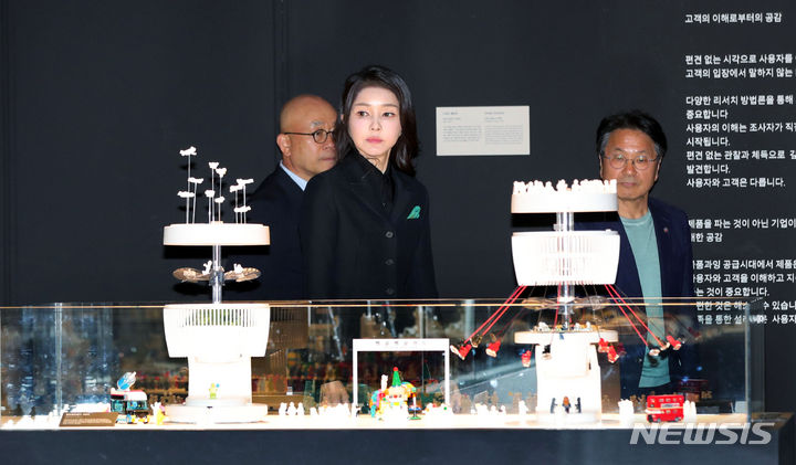 [광주=뉴시스] 홍효식 기자 = 윤석열 대통령 부인 김건희 여사가 10일 광주 북구 광주비엔날레 전시관에서 진행 중인 제10회 광주디자인비엔날레를 찾아 다양한 가전 제품을 분해해 재해석한 '디자인 해부학' 작품을 관람하고 있다. 2023.10.10. yesphoto@newsis.com