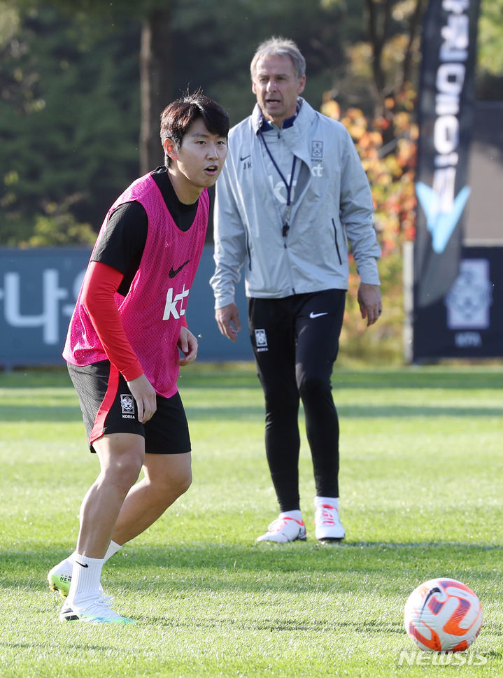 [파주=뉴시스] 김진아 기자 = 대한민국 축구 국가대표팀 이강인이 10일 경기 파주 국가대표트레이닝센터(NFC)에서 공개훈련을 하고 있다. 축구대표팀은 13일 서울월드컵경기장에서 튀니지, 17일 수원월드컵경기장에서 베트남과 두 차례 평가전을 갖는다. 2023.10.10. bluesoda@newsis.com