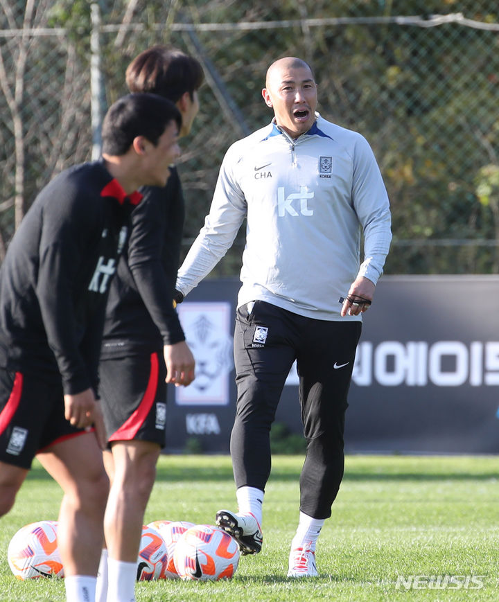 [파주=뉴시스] 김진아 기자 = 대한민국 축구 국가대표팀 차두리 코치가 10일 경기 파주 국가대표트레이닝센터(NFC)에서 훈련을 지시하고 있다. 축구대표팀은 13일 서울월드컵경기장에서 튀니지, 17일 수원월드컵경기장에서 베트남과 두 차례 평가전을 갖는다. 2023.10.10. bluesoda@newsis.com