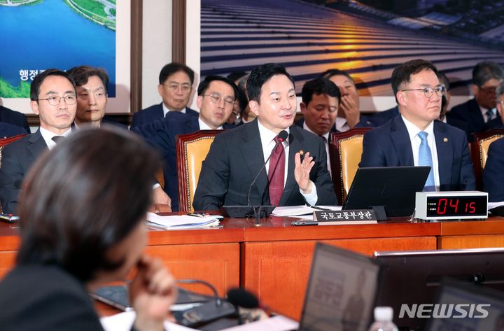 [서울=뉴시스] 조성봉 기자 = 원희룡 국토교통부 장관이 10일 오후 서울 여의도 국회에서 열린 국토교통위원회 국정감사에서 답변을 하고 있다. 2023.10.10. suncho21@newsis.com