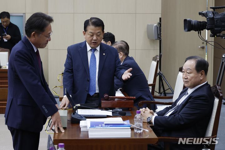[서울=뉴시스] 국회사진기자단 = 10일 서울 용산구 국방부 청사에서 열린 국회 국방위원회 국정감사에서 국방위 여당 간사인 김병주 더불어민주당 의원과 배진교 정의당 의원이 한기호 국회 국방위원회 위원장에게 국정감사 개회 요청을 하고 있다.2023.10.10. photo@newsis.com