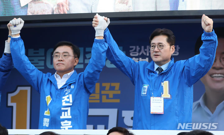 [서울=뉴시스] 권창회 기자 = 진교훈 더불어민주당 서울 강서구청장 보궐선거 후보가 10일 오후 서울 강서구 강서구청 사거리에서 홍익표 원내대표와 선거 승리를 다짐하고 있다. 2023.10.10. kch0523@newsis.com