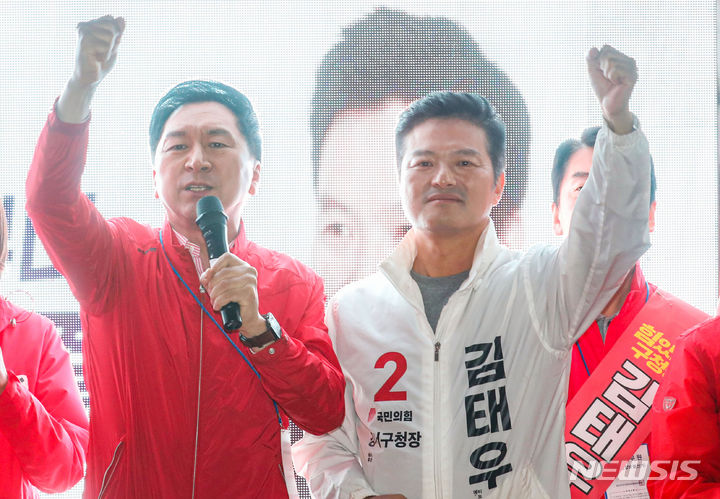 [서울=뉴시스] 권창회 기자 = 김기현 국민의힘 대표가 10일 오후 서울 강서구 발산역 인근에서 김태우 강서구청장 후보의 지지연설을 하고 있다. 2023.10.10. kch0523@newsis.com