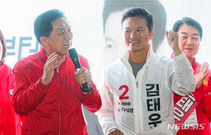 [서울=뉴시스] 권창회 기자 = 김기현 국민의힘 대표가 10일 오후 서울 강서구 발산역 인근에서 김태우 강서구청장 후보의 지지연설을 하고 있다. 2023.10.10. kch0523@newsis.com