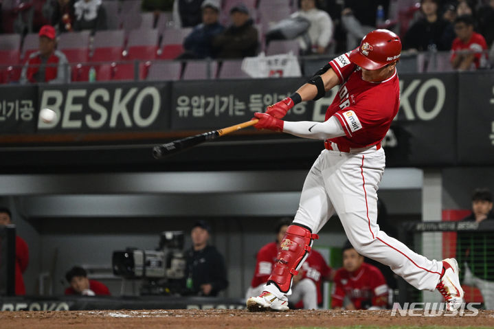 [광주=뉴시스] 이영주 기자 = 10일 오후 광주 북구 광주-기아챔피언스필드에서 열린 2023프로야구 KIA 타이거즈 대 SSG 랜더스의 경기, 7회 초 SSG 추신수가 우익수 앞 3루타를 날리고 있다. 2023.10.10. leeyj2578@newsis.com