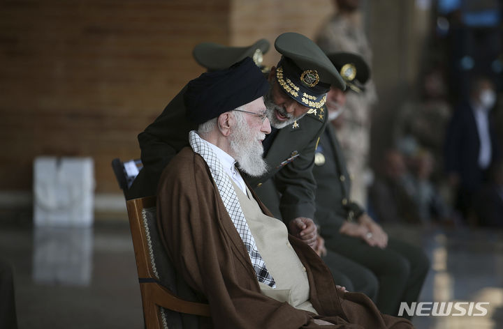 [테헤란=AP/뉴시스]이란 최고 지도자 알리 하메네이(왼쪽)이 지난 10일(현지시간) 한 사관학교 졸업식에 참석해 압돌라힘 무사비 육군 사령관과 대화하고 있다. 그는 이란이 하마스의 이스라엘 공격에 관여하지 않았다고 밝혔다. 2023.10.13. 