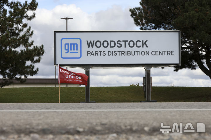 [우드스톡=AP/뉴시스]캐나다 온타리오 주에 있는 제너럴 모터스의 부품 공급 센터 간판. 캐나다에 대한 관세 부과로 미국 자동차 회사들의 사업 운영이 타격을 받을 전망이다. 2025.2.4. 