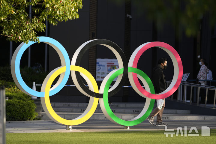 [도쿄=AP/뉴시스] 일본 도쿄에 위치한 일본 올림픽 박물관 외부의 오륜 조형물. 2023.10.11.