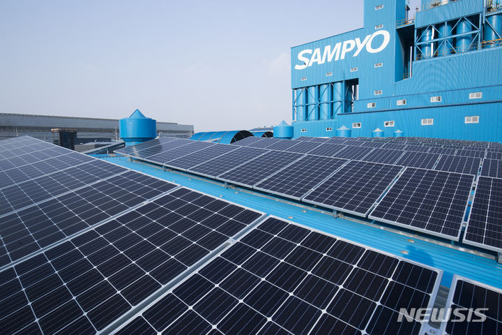 [서울=뉴시스] 삼표그룹 인천 몰탈공장 사무동 지붕에 설치된 태양광 발전 설비. (제공 = 삼표그룹)