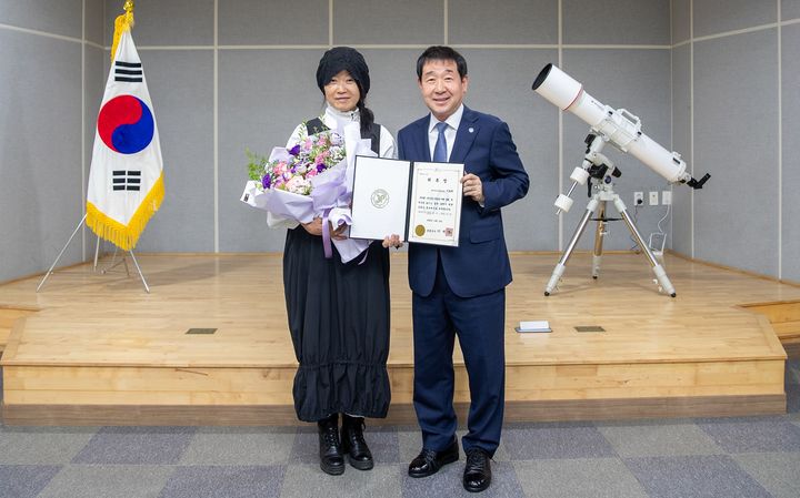 [증평=뉴시스] 이효재 디자이너와 이재영 증평군수 *재판매 및 DB 금지