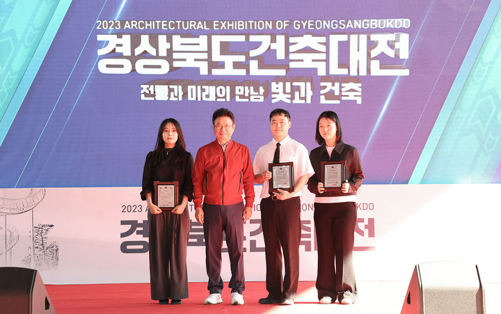 이철우 경북도지사가 윤여상 씨에게 상패를 전달하고 있다. *재판매 및 DB 금지