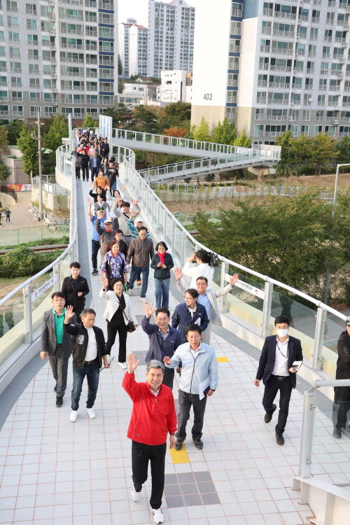 [포항=뉴시스] 강진구 기자 = 경북 포항시는 10일 오후 ‘포항철길숲 상생숲길 인도교’ 준공식과 ‘2023 포항GreenWay 도시숲 걷기대회’를 개최했다.(사진=포항시 제공) 2023.10.11.photo@newsis.com   *재판매 및 DB 금지