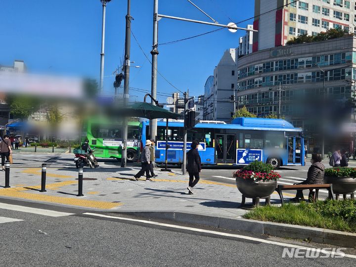 [서울=뉴시스] 박광온 기자 = 11일 오후 1시께 서울 동대문구의 한 도로에서 교통섬을 지나 사람들이 이동하고 있다. 2023.10.11. lighton@newsis.com