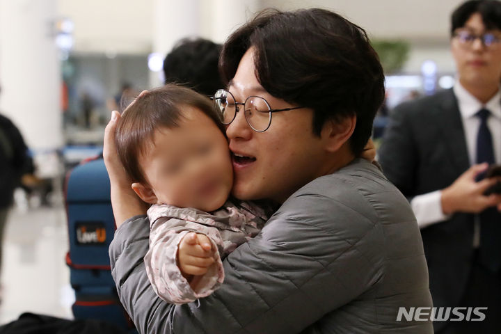 [인천공항=뉴시스] 조성우 기자 = 팔레스타인 무장 정파 하마스와  이스라엘 간 무력 충돌이 진행 중인 가운데 이스라엘 현지에 머물던 성지순례객 등 한국인 단기 체류자들이 11일 오전 인천국제공항 제2여객터미널을 통해 귀국했다. 한 시민이 이스라엘에서 돌아온 아이를 반갑게 맞이하고 있다. 2023.10.11. xconfind@newsis.com