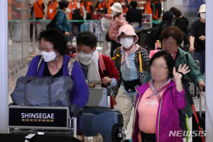 [인천공항=뉴시스] 조성우 기자 = 팔레스타인 무장 정파 하마스와  이스라엘 간 무력 충돌이 진행 중인 가운데 이스라엘 현지에 머물던 성지순례객 등 한국인 단기 체류자들이 11일 오전 인천국제공항 제2여객터미널을 통해 귀국하고 있다. 2023.10.11. xconfind@newsis.com