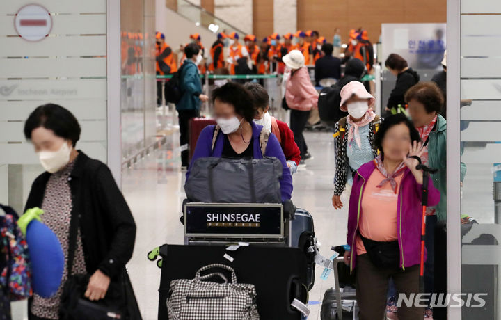 [인천공항=뉴시스] 조성우 기자 = 팔레스타인 무장 정파 하마스와 이스라엘 간 무력 충돌이 진행 중인 가운데 이스라엘 현지에 머물던 성지순례객 등 한국인 단기 체류자들이 11일 오전 인천국제공항 제2여객터미널을 통해 귀국하고 있다. 2023.10.11. xconfind@newsis.com