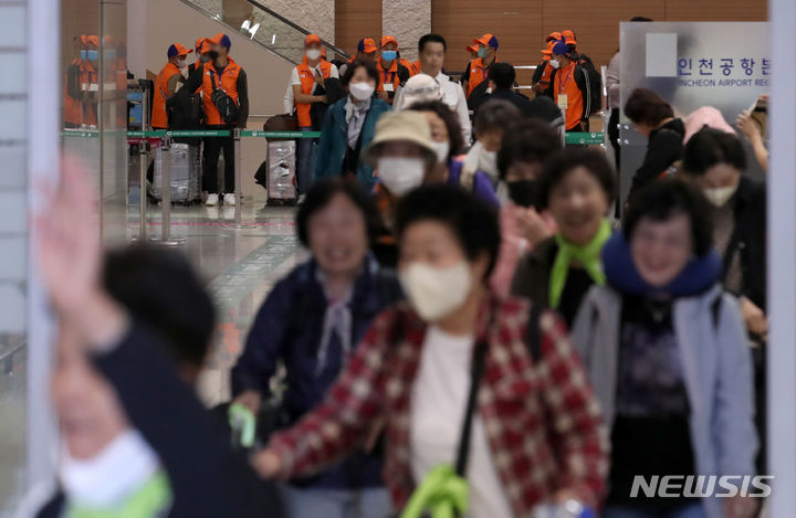 [인천공항=뉴시스] 조성우 기자 = 팔레스타인 무장 정파 하마스와  이스라엘 간 무력 충돌이 진행 중인 가운데 이스라엘 현지에 머물던 성지순례객 등 한국인 단기 체류자들이 11일 오전 인천국제공항 제2여객터미널을 통해 귀국하고 있다. 2023.10.11. xconfind@newsis.com