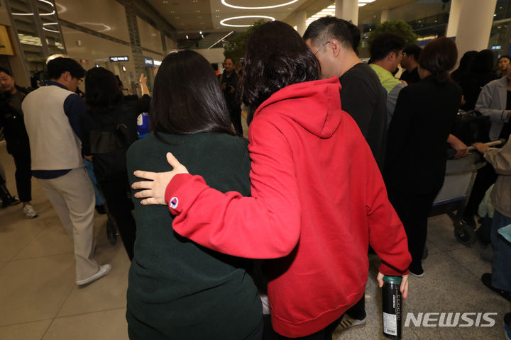 [인천공항=뉴시스] 조성우 기자 = 팔레스타인 무장 정파 하마스와 이스라엘 간 무력 충돌이 진행 중인 가운데 이스라엘 현지에 머물던 성지순례객 등 한국인 단기 체류자들이 11일 오전 인천국제공항 제2여객터미널을 통해 귀국하고 있다. 2023.10.11. xconfind@newsis.com
