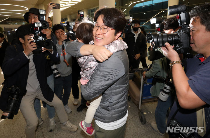 [인천공항=뉴시스] 조성우 기자 = 팔레스타인 무장 정파 하마스와 이스라엘 간 무력 충돌이 진행 중인 가운데 이스라엘 현지에 머물던 성지순례객 등 한국인 단기 체류자들이 11일 오전 인천국제공항 제2여객터미널을 통해 귀국했다. 한 시민이 이스라엘에서 돌아온 아이를 반갑게 맞이하고 있다. 2023.10.11. xconfind@newsis.com
