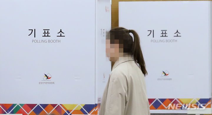 [서울=뉴시스] 최진석 기자 = 10·11 서울 강서구청장 보궐선거 투표일인 11일 서울 강서구 서울식물원 2층 보타닉홀에 차려진 가양제1동8투표소에서 강서구민이 투표를 하고 있다. 2023.10.11. myjs@newsis.com