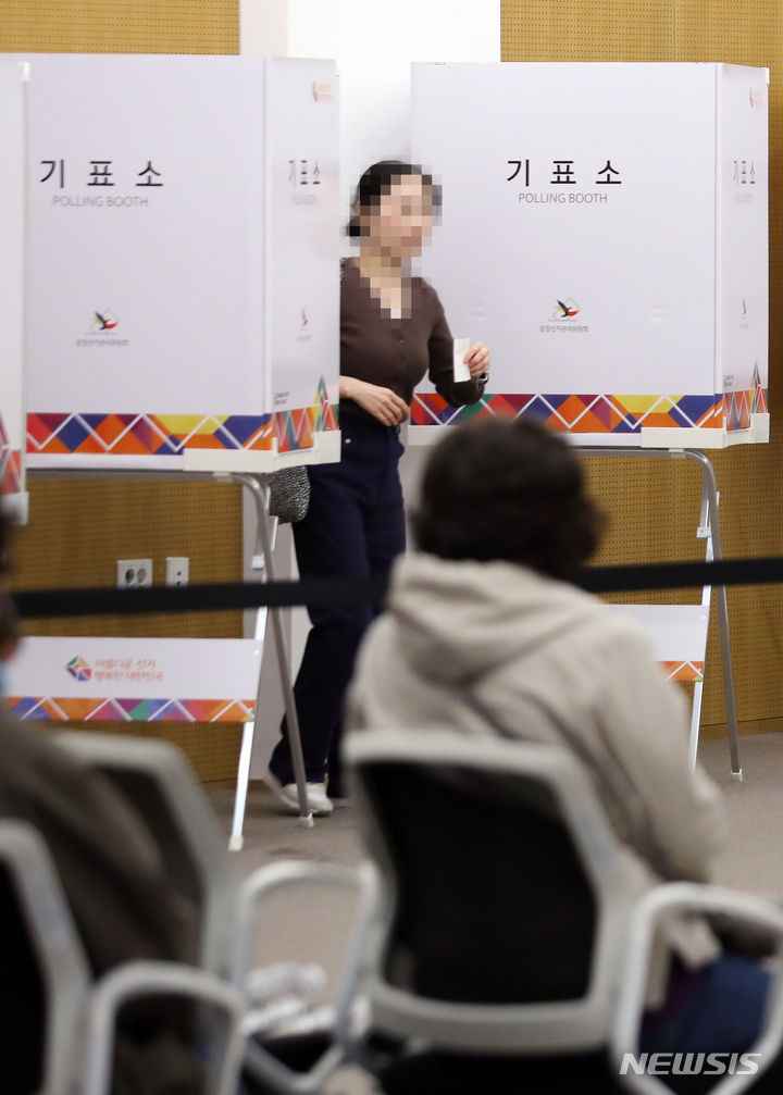 [서울=뉴시스] 최진석 기자 = 10·11 서울 강서구청장 보궐선거 투표일인 11일 서울 강서구 서울식물원 2층 보타닉홀에 차려진 가양제1동8투표소에서 강서구민이 투표를 하고 있다. 2023.10.11. myjs@newsis.com