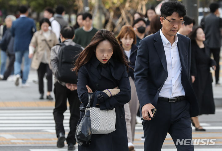 [서울=뉴시스] 김근수 기자 = 일교차 큰 가을 날씨가 계속되는 지난 11일 서울 종로구 세종대로에서 시민들이 출근길에 나서고 있다. 2023.10.11. ks@newsis.com