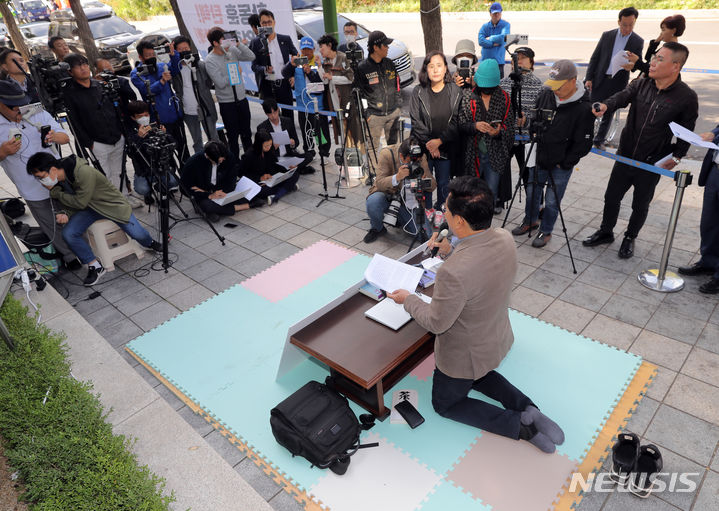 [서울=뉴시스] 김금보 기자 = 송영길 전 더불어민주당 대표가 11일 오전 서울 서초구 서울중앙지방검찰청 앞에 마련한 릴레이 농성장에서 검찰을 규탄하는 기자회견을 하고 있다. 2023.10.11. kgb@newsis.com