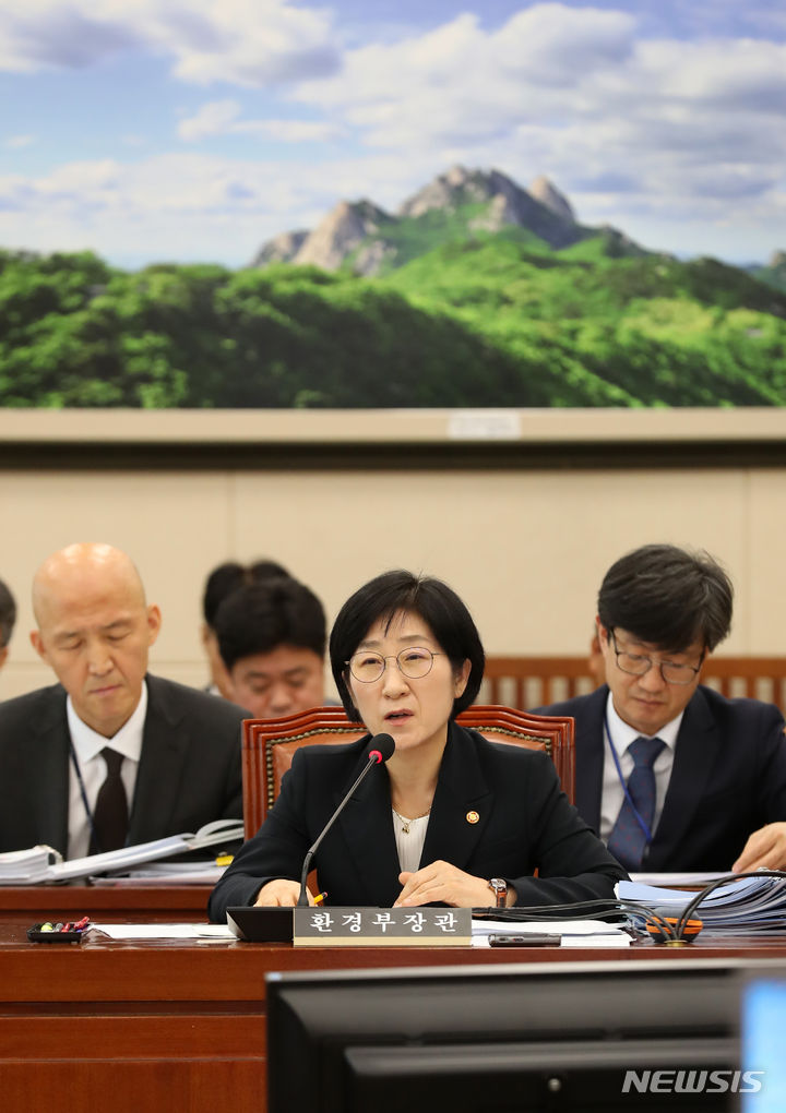 [서울=뉴시스] 이영환 기자 = 한화진 환경부 장관이 지난달 11일 오전 서울 여의도 국회에서 열린 환경부 국정감사에 참석해 답변을 하고 있다. 2023.10.11. 20hwan@newsis.com