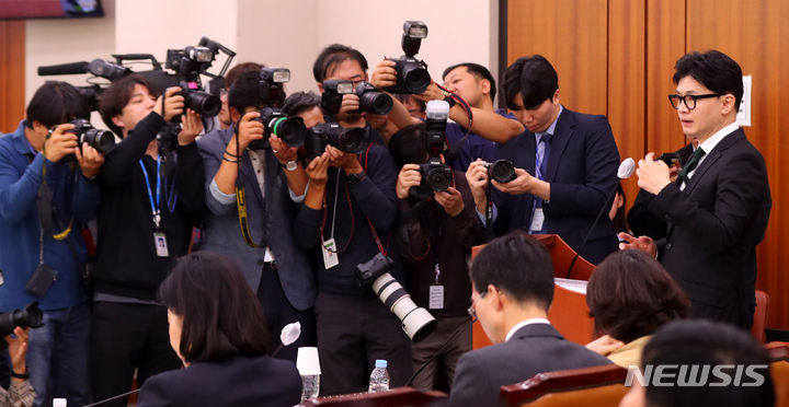 [서울=뉴시스] 추상철 기자 = 한동훈 법무부 장관이 11일 오전 서울 여의도 국회에서 열린 법제사법위원회의 법무부 등에 대한 국정감사에서 업무보고를 하고 있다. 2023.10.11. scchoo@newsis.com