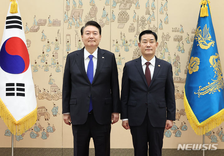 [서울=뉴시스] 홍효식 기자 = 윤석열 대통령이 11일 서울 용산 대통령실 청사에서 신원식 국방부 장관에게 임명장을 수여한 뒤 기념촬영하고 있다. (대통령실통신사진기자단) 2023.10.11. yesphoto@newsis.com