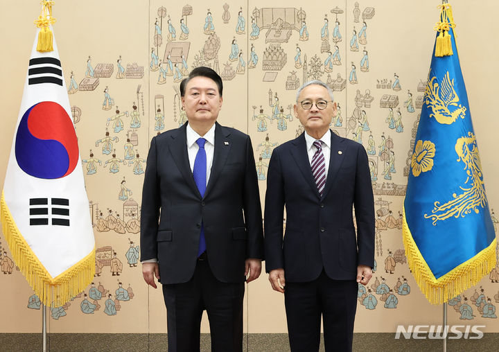 [서울=뉴시스] 홍효식 기자 = 윤석열 대통령이 11일 서울 용산 대통령실 청사에서 유인촌 문화체육관광부 장관에게 임명장을 수여한 뒤 기념촬영하고 있다. (대통령실통신사진기자단) 2023.10.11. yesphoto@newsis.com