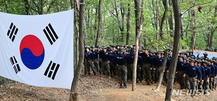 [의왕=뉴시스] 김종택기자 = 국방부 유해발굴감식단과 수도군단 유해발굴팀, 51사단 장병들이 11일 경기도 의왕시 모락산 일대에서 6·25 전사자 유해발굴에 앞서 구호를 외치고 있다. 현재 모락산 유해발굴현장에서 완전유해 3구와 부분유해 1구, 탄피, 수류탄 잔해, 탄두 등 350여점의 유품이 다수 발견됐다. 2023.10.11. jtk@newsis.com