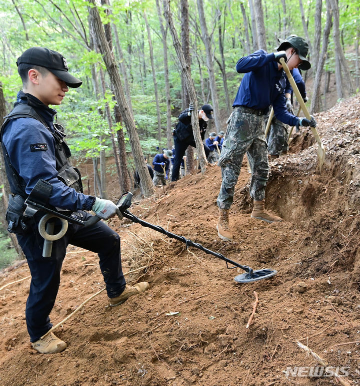 [의왕=뉴시스] 김종택기자 = 국방부 유해발굴감식단과 수도군단 유해발굴팀, 51사단 장병들이 11일 경기도 의왕시 모락산 일대에서 6·25 전사자 유해발굴을 하고 있다. 현재 모락산 유해발굴현장에서 완전유해 3구와 부분유해 1구, 탄피, 수류탄 잔해, 탄두 등 350여점의 유품이 다수 발견됐다. 2023.10.11. jtk@newsis.com
