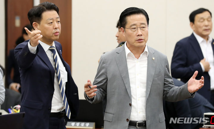 [서울=뉴시스] 이영환 기자 = 국회 교육위원회 국민의힘 간사인 이태규 의원과 더불어민주당 간사인 김영호 의원이 11일 오전 서울 여의도 국회에서 열린 교육부 등 국정감사에서 대화를 하고 있다. 2023.10.11. 20hwan@newsis.com