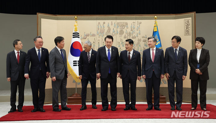 [서울=뉴시스] 홍효식 기자 = 윤석열 대통령이 11일 서울 용산 대통령실 청사에서 신원식 국방부 장관과 유인촌 문화체육관광부 장관에게 임명장을 수여한 뒤 기념촬영하고 있다. 왼쪽부터 인성환 국가안보실 제2차장, 안상훈 사회수석, 김대기 비서실장, 유 문체부 장관, 윤 대통령, 신 국방부 장관, 조태용 국가안보실장, 이관섭 국정기획수석, 김은혜 홍보수석. (대통령실통신사진기자단) 2023.10.11. yesphoto@newsis.com