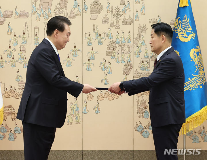 [서울=뉴시스] 홍효식 기자 = 윤석열 대통령이 11일 서울 용산 대통령실 청사에서 신원식 국방부 장관에게 임명장을 수여하고 있다. (대통령실통신사진기자단) 2023.10.11. yesphoto@newsis.com