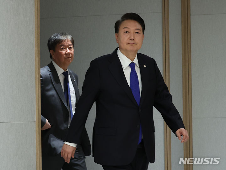 [서울=뉴시스] 홍효식 기자 = 윤석열 대통령이 11일 서울 용산 대통령실 청사에서 열린 국방부·문화체육관광부 장관 임명장 수여식에 입장하고 있다. (대통령실통신사진기자단) 2023.10.11. yesphoto@newsis.com