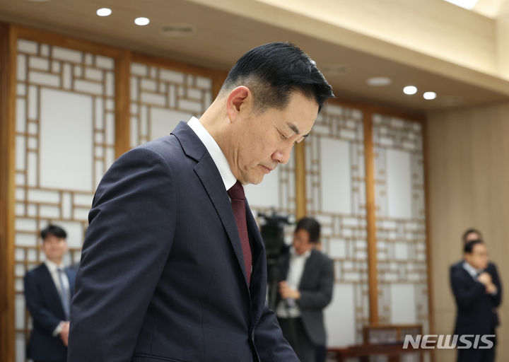 [서울=뉴시스] 홍효식 기자 = 신원식 국방부 장관이 11일 서울 용산 대통령실 청사에서 열린 국방부·문화체육관광부 장관 임명장 수여식에 참석하고 있다. (대통령실통신사진기자단) 2023.10.11. yesphoto@newsis.com