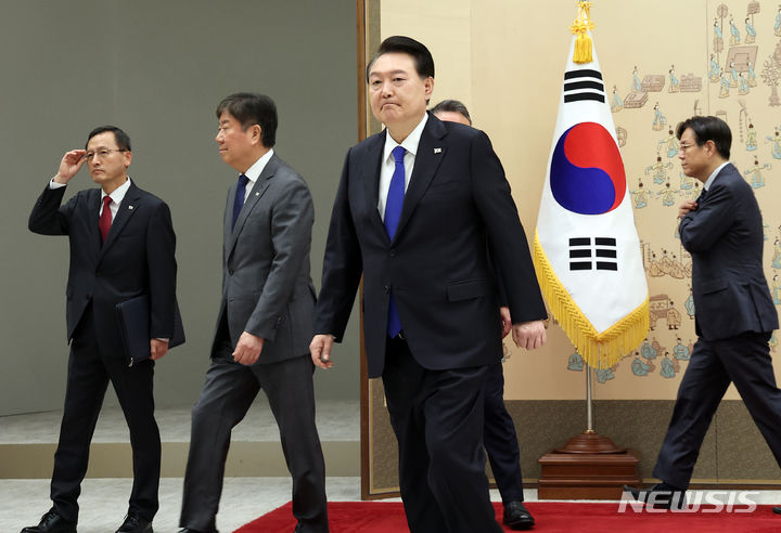 [서울=뉴시스] 홍효식 기자 = 윤석열 대통령이 11일 서울 용산 대통령실 청사에서 열린 국방부·문화체육관광부 장관 임명장 수여식을 마친 뒤 이동하고 있다. (대통령실통신사진기자단) 2023.10.11. yesphoto@newsis.com
